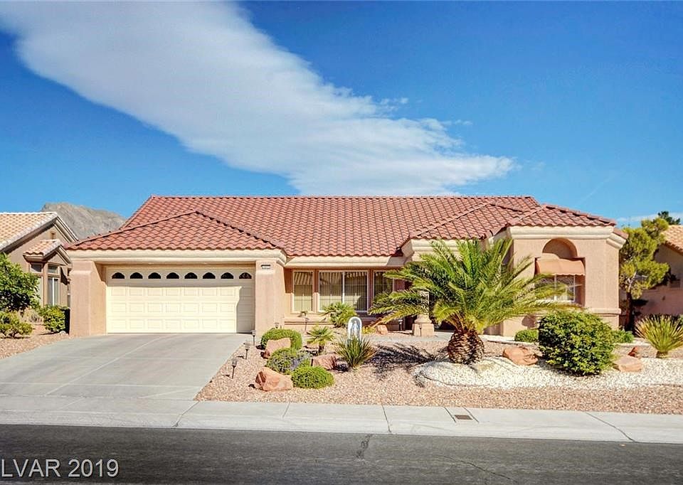 BEAUTIFUL SILVERTON MODEL WITH MANICURED LANDSCAPING