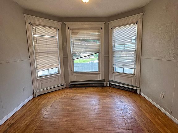 5th image of 578 Howard Ave #A
