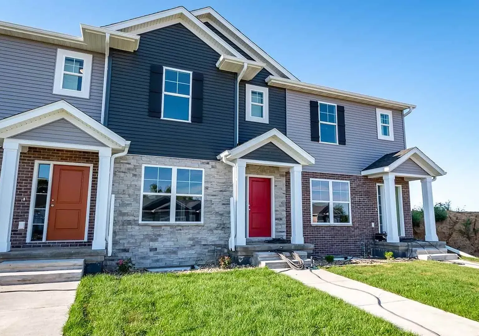 $2,100 | 3 Bedroom 3.5 Bath | Garage | Washer & Dryer — Photo 1