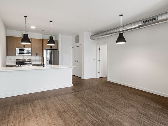 5th image of 100 Chicago Ave #206