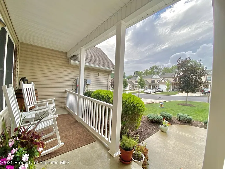 103 Wisteria Ln — Photo 3