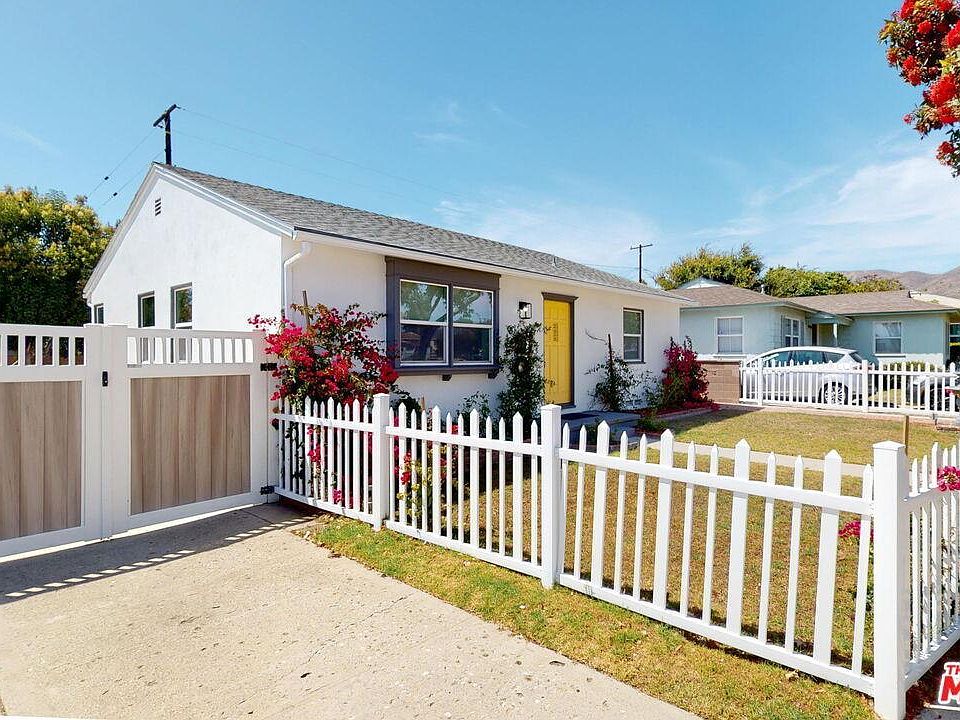 Driveway on Seaward and long driveway / RV PARKING access through double gates