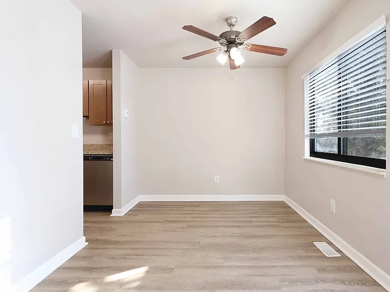 South Glen — Photo 19
