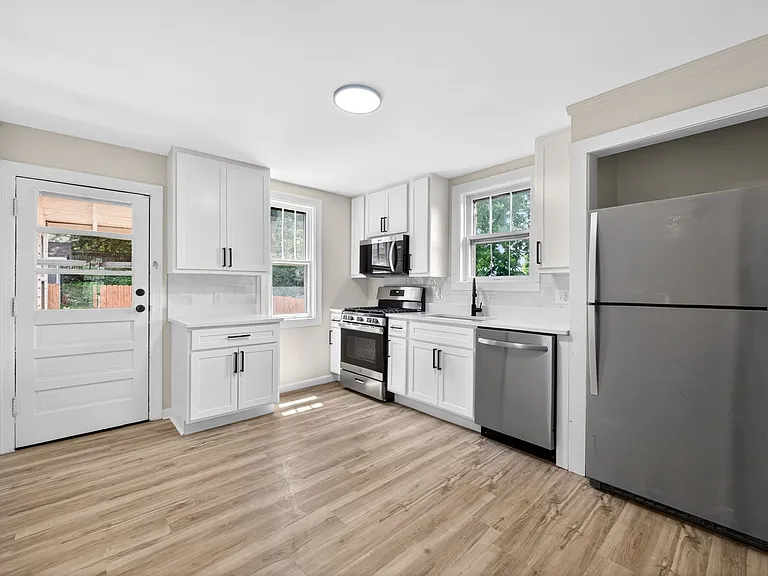 304 Bayless Ave — Photo 2