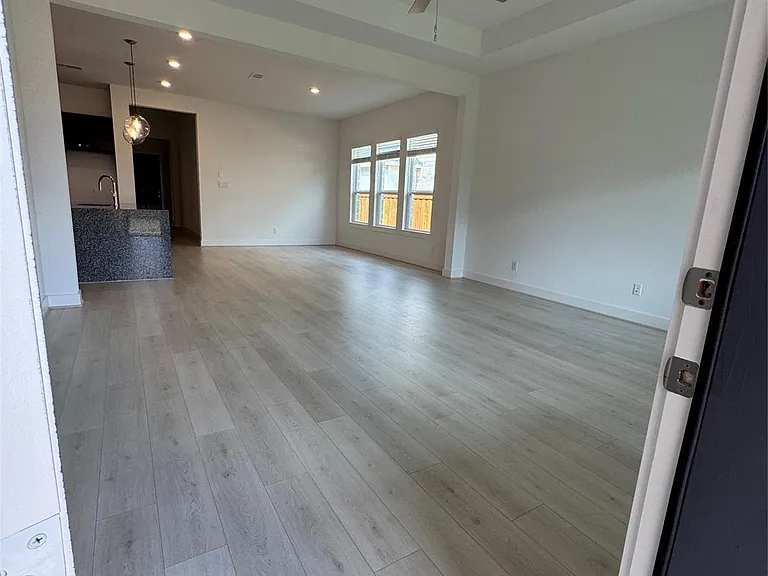 7129 Carriage Light Dr — Photo 32