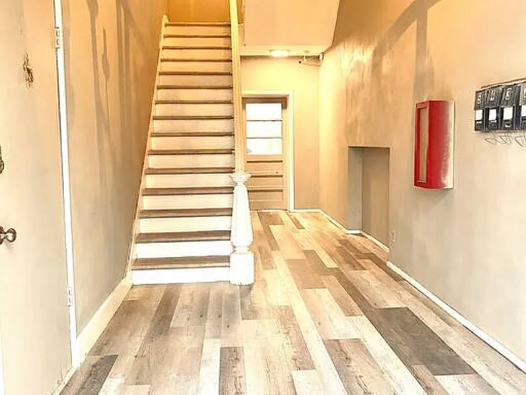 610 Clark St — Photo 17