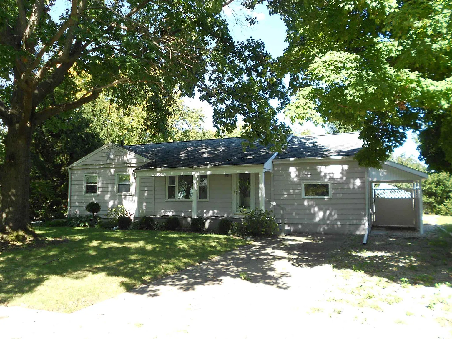 941 Rosewood Dr photo 1