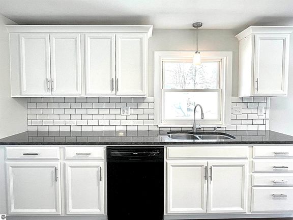 4th image of 706 Cedar St