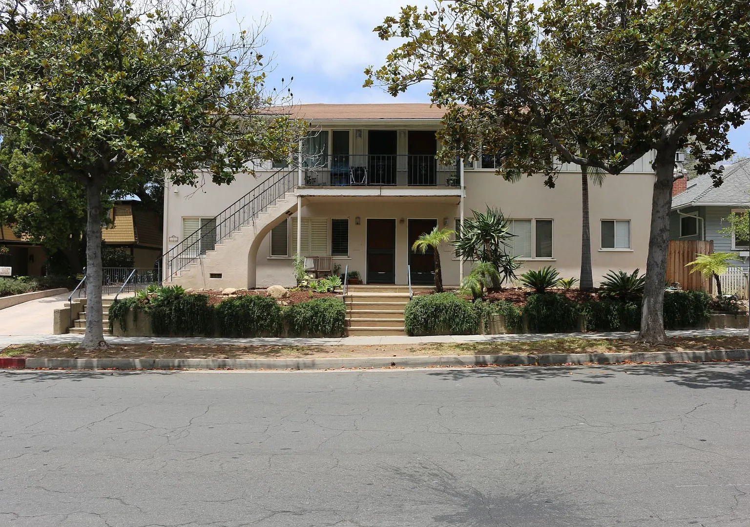 122 W Arrellaga Street — Photo 1
