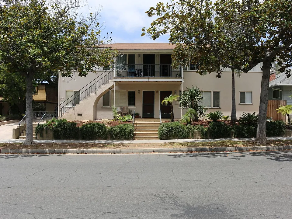 122 W Arrellaga St