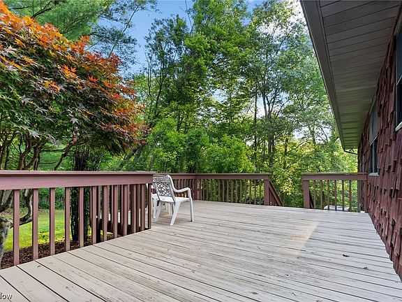 4th image of 215 Fleming Dr