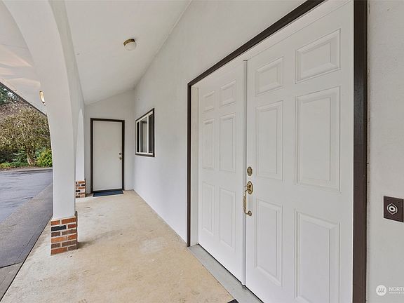 2nd image of 303 Greenbriar Court