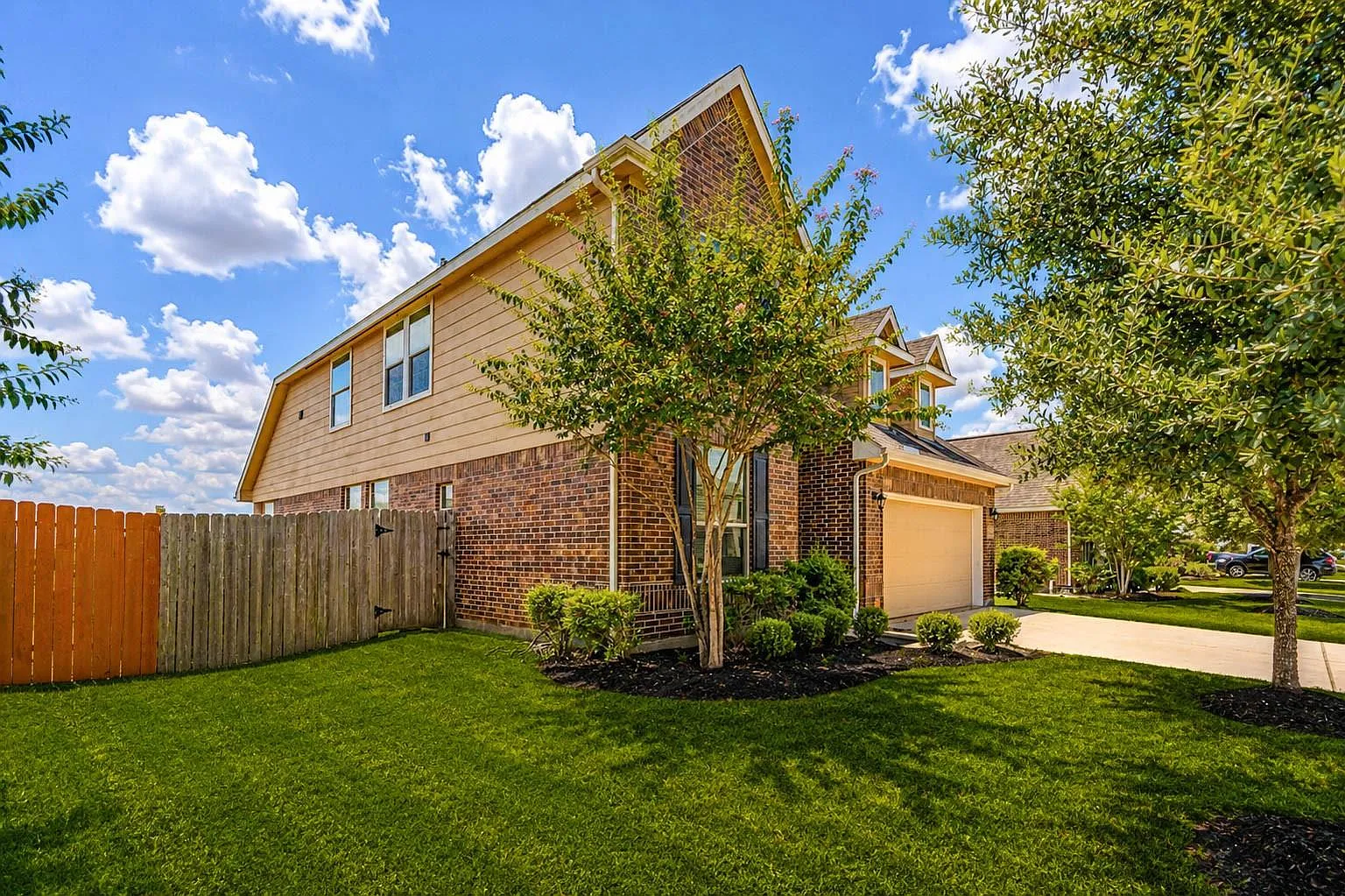 4 bed, 3.5 bath, 2447 sqft, $2,599 — Photo 2