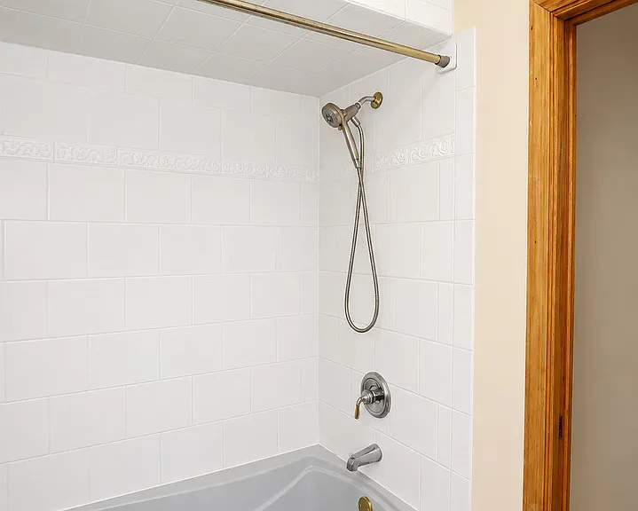 706 N Point Dr — Photo 29