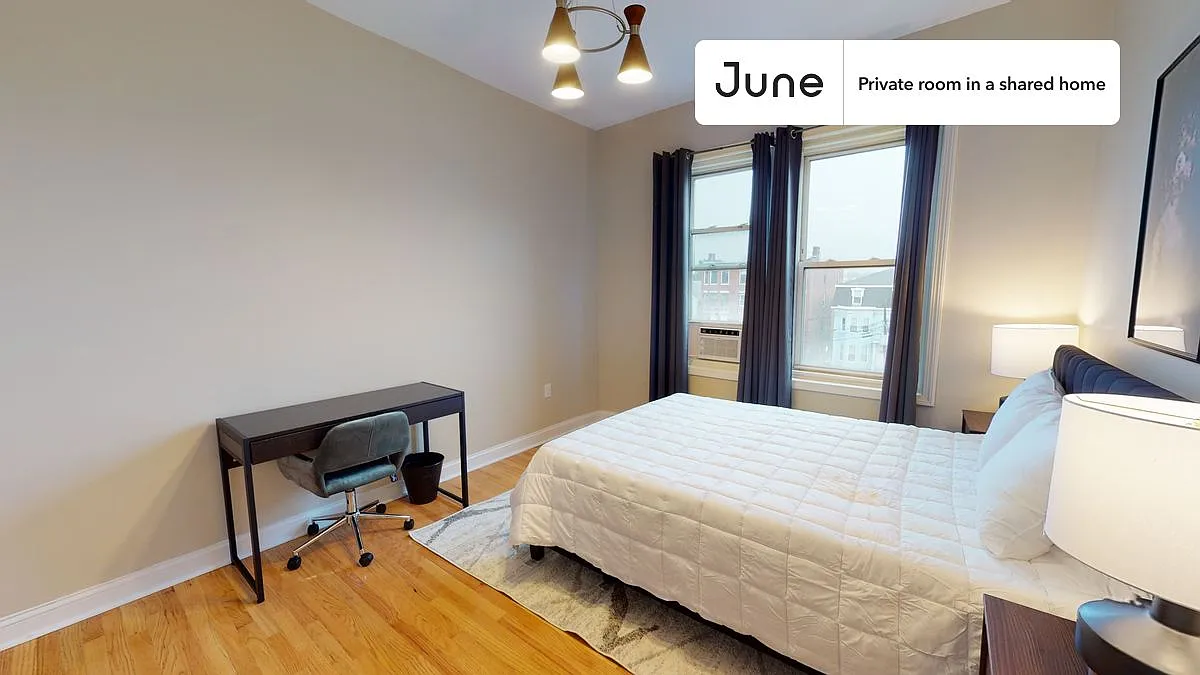 Queen bedroom in 4 bed/1 bath home in Allston #442 D — Photo 4