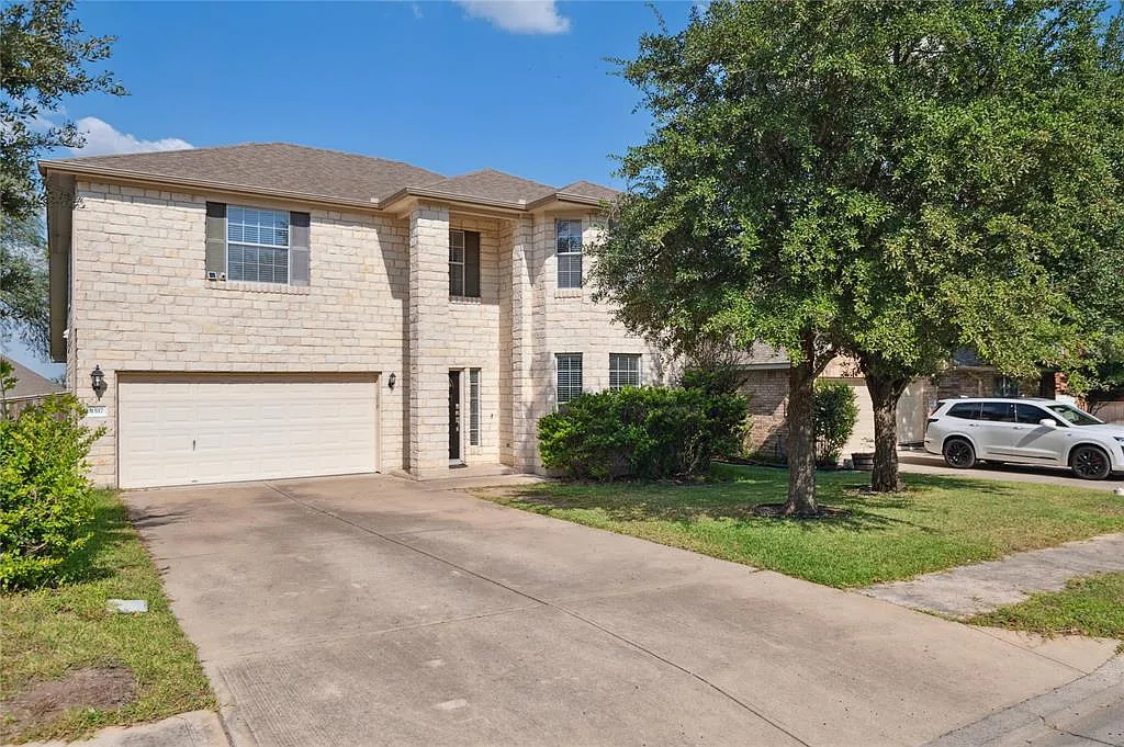 4 bed, 2.5 bath, 2660 sqft, $2,400 — Photo 2