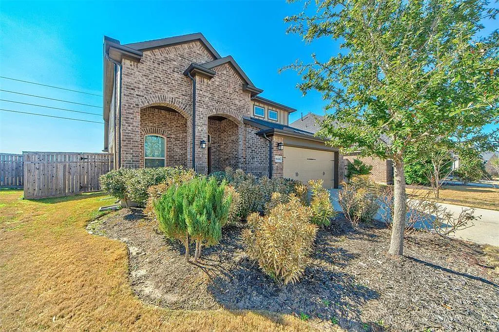 4 bed, 2.5 bath, 2402 sqft, $2,450 — Photo 2