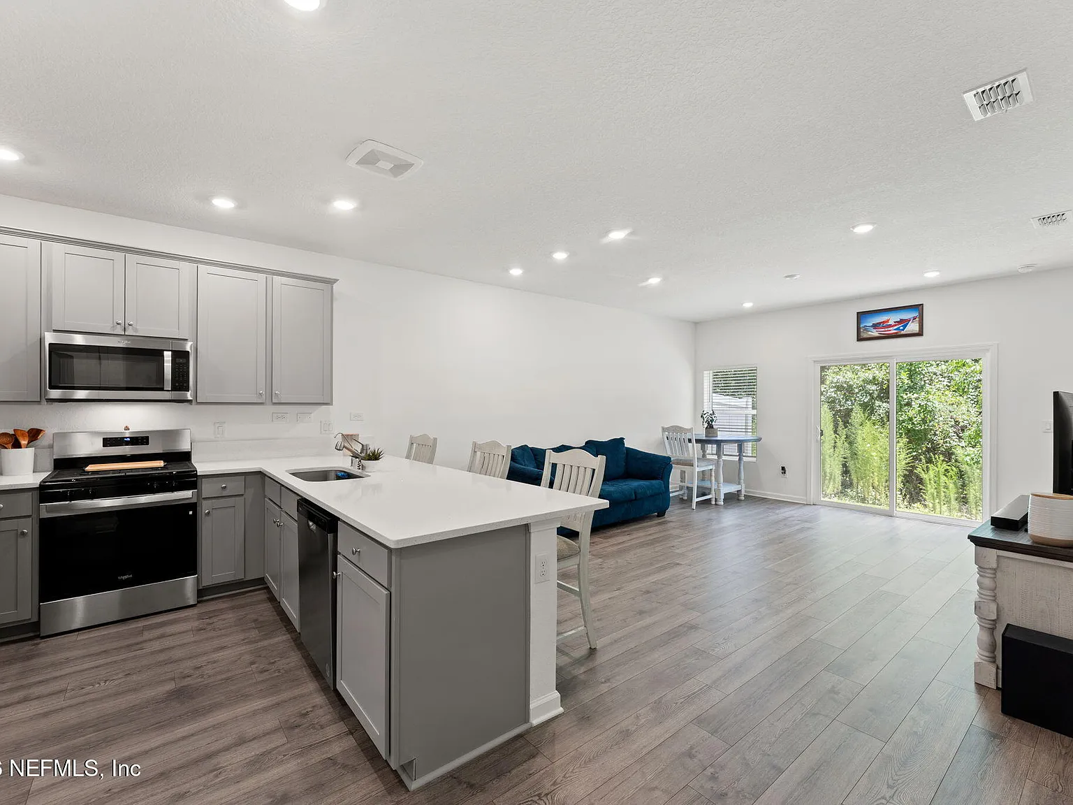 3 bed, 2.5 bath, 1452 sqft, $2,100 — Photo 3