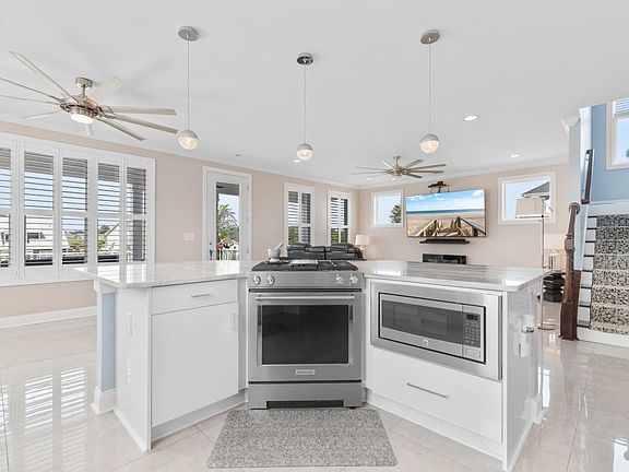 4th image of 338 Harbour View Dr.