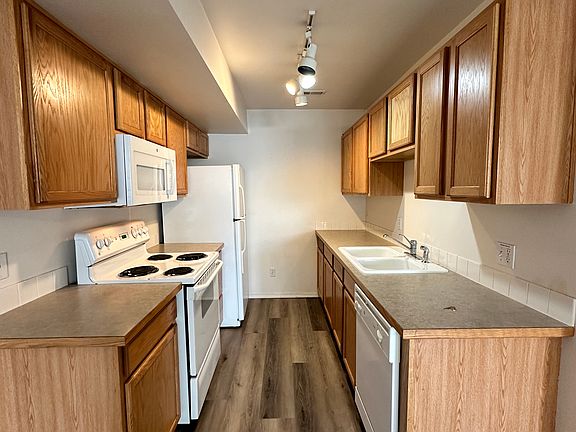 kitchen with all appliances included including dishwasher, garbage disposal, microwave, fridge and stove/oven.