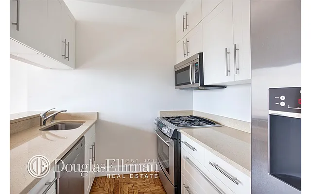 Rented by Douglas Elliman | media 33