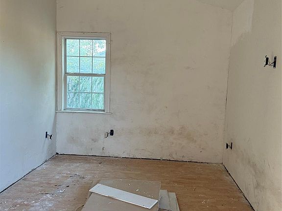 5th image of 8141 Howard Dr