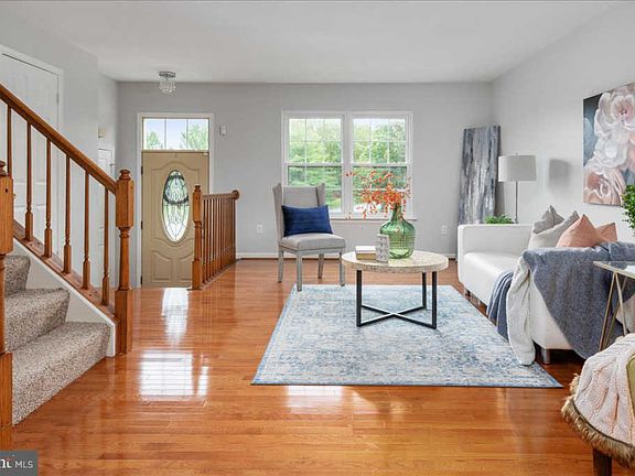 4th image of 323 Hickory Nut Ct