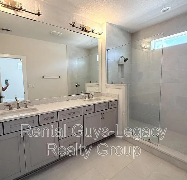 409 Crestview Dr — Photo 13