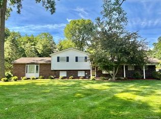 8695 Stout Ave, Grosse Ile, MI 48138