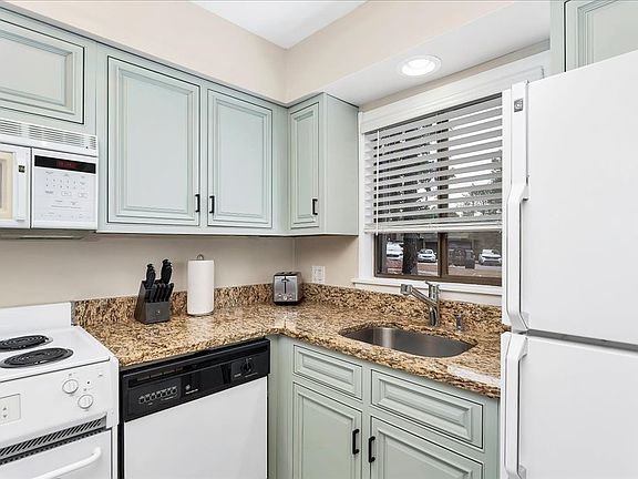 5th image of 800 Saint Andrews Dr #12