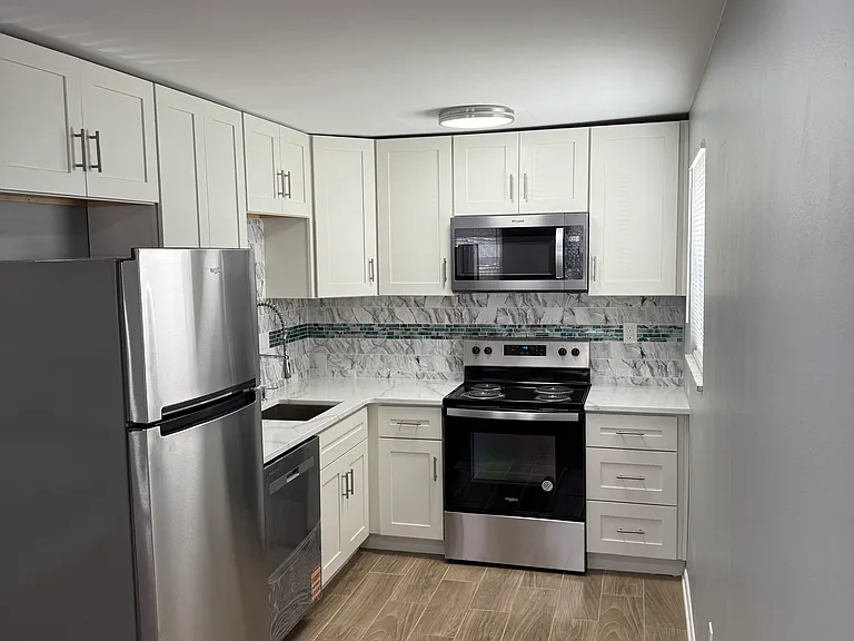 975 Parkside Pl #C9 — Photo 2