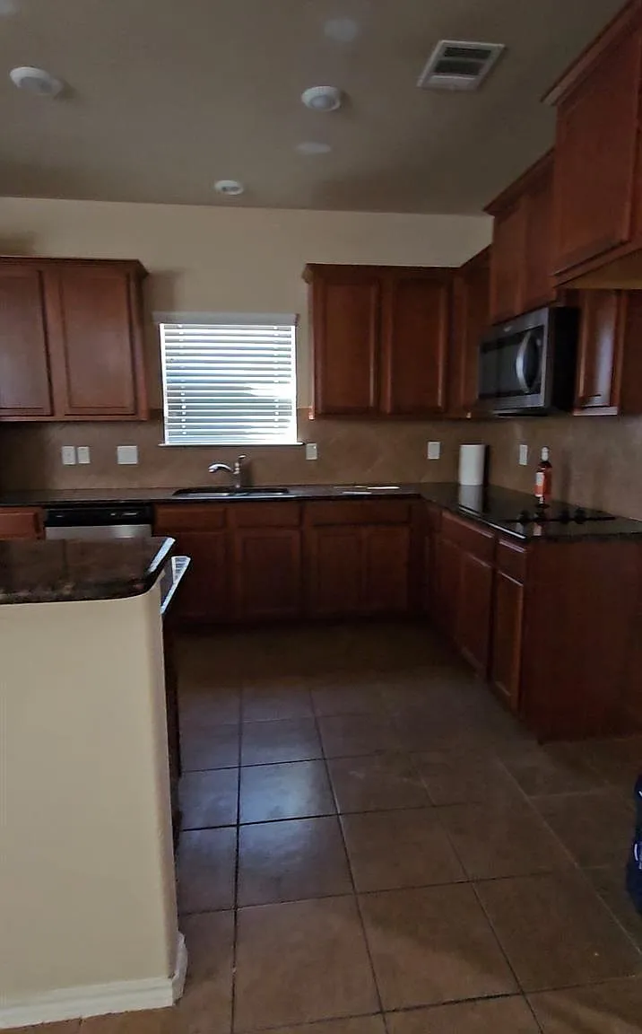 5 bed, 3263 sqft, $2,650 — Photo 4