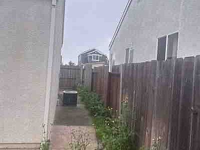 4th image of 686 Anderson Way