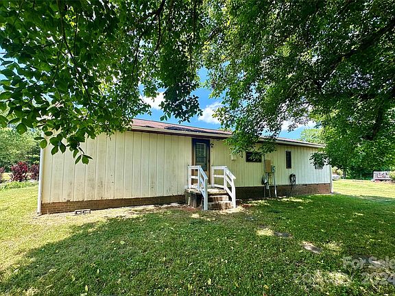 3rd image of 122 Temple Dr