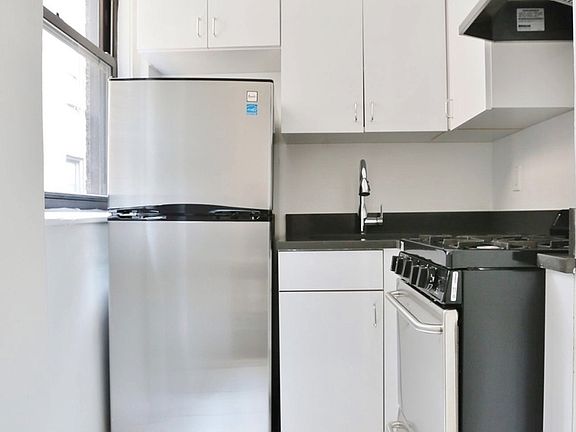3rd image of 140 E 46th St APT 10M