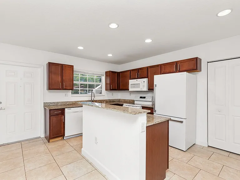 3525 NW 114th Ln — Photo 7