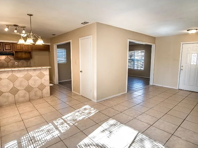 6916 Shady Grove Dr — Photo 3