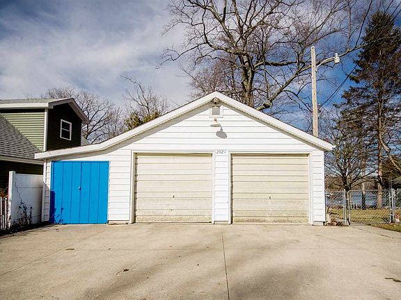 4th image of 2921 E Crescent Ave