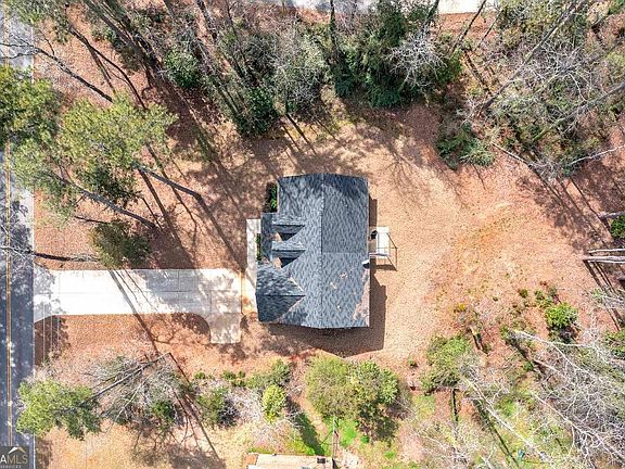 5th image of 152 Honeysuckle Rd