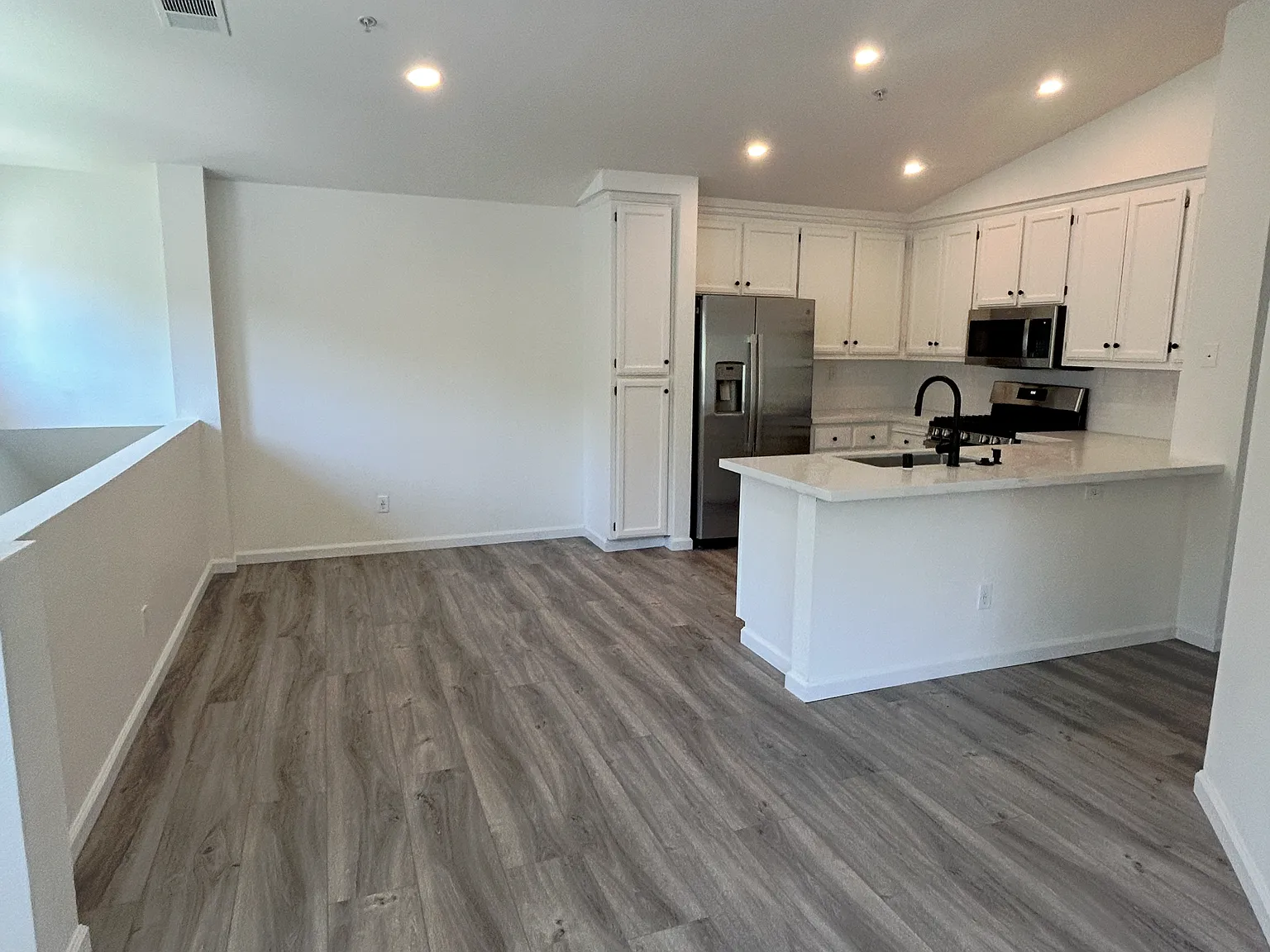 2 bed, 879 sqft, $3,200 — Photo 2