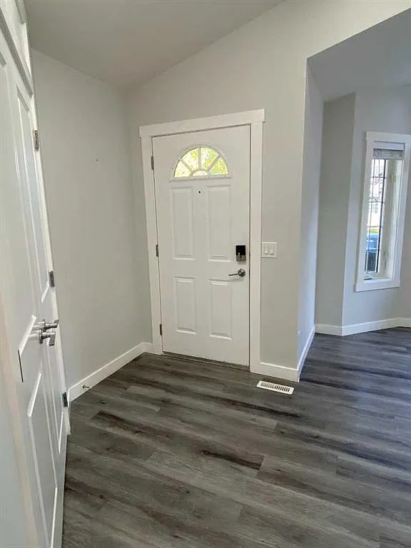 3 bed, 1.5 bath, 959 sqft, $2,050 — Photo 2