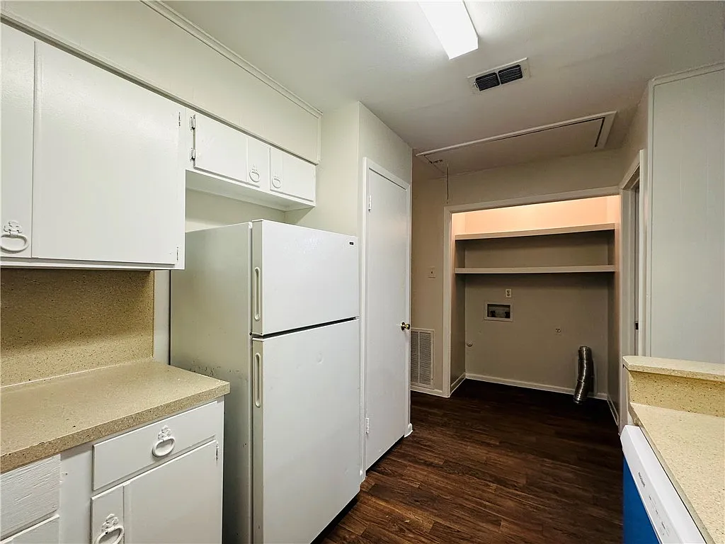 2 bed, 2.0 bath, 1976 sqft, $1,350 — Photo 4