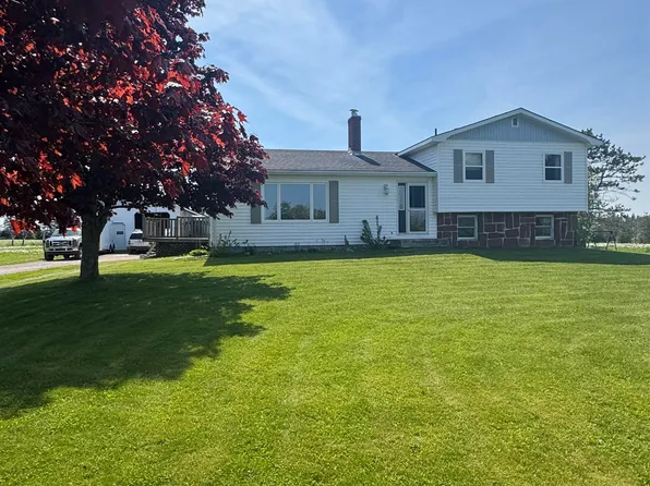 382 Robertson Rd, Saint George's Parish, PE C0A 1G0