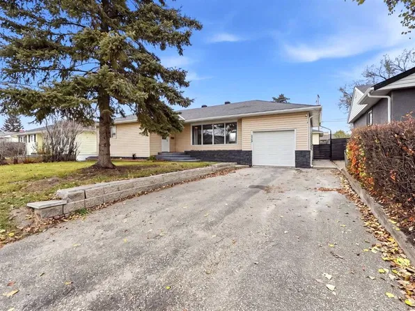 5223 W 50th St, Lacombe, AB T4L 1J1