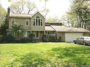 1 Pelican Rd, Hauppauge, NY 11788