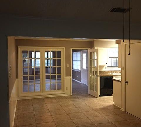 3rd image of 505 Oxford Ave