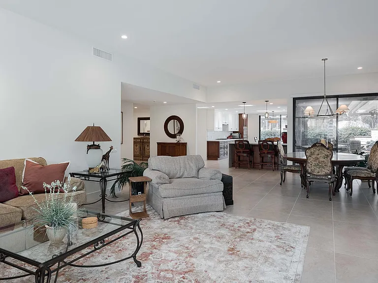 101 Columbia Dr — Photo 7