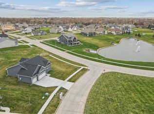 1800 Lakeview Dr, Pella, IA 50219