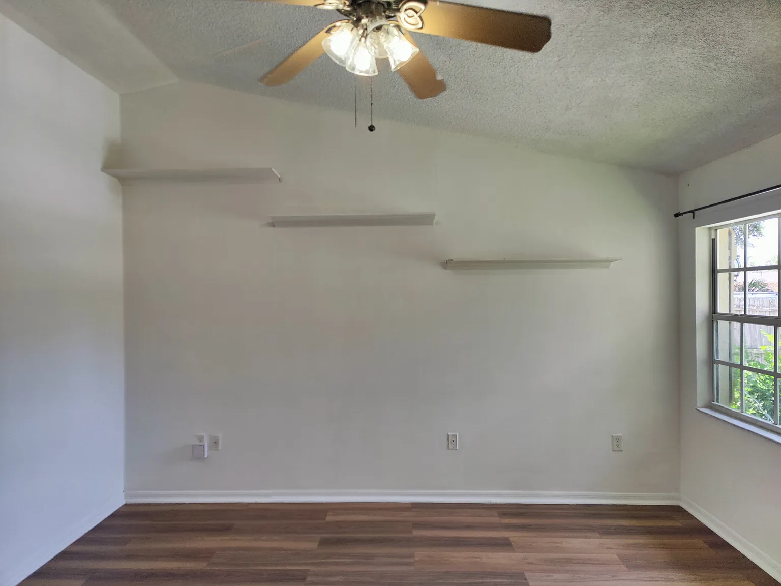 3 bed, 1000 sqft, $1,975 — Photo 3