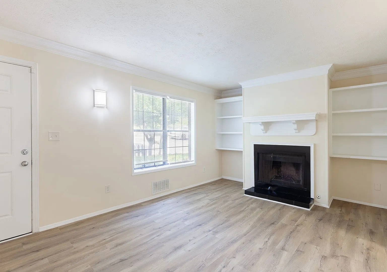 3bd/2.5ba Split Level Condo in Quiet Neighborhood! — Photo 4